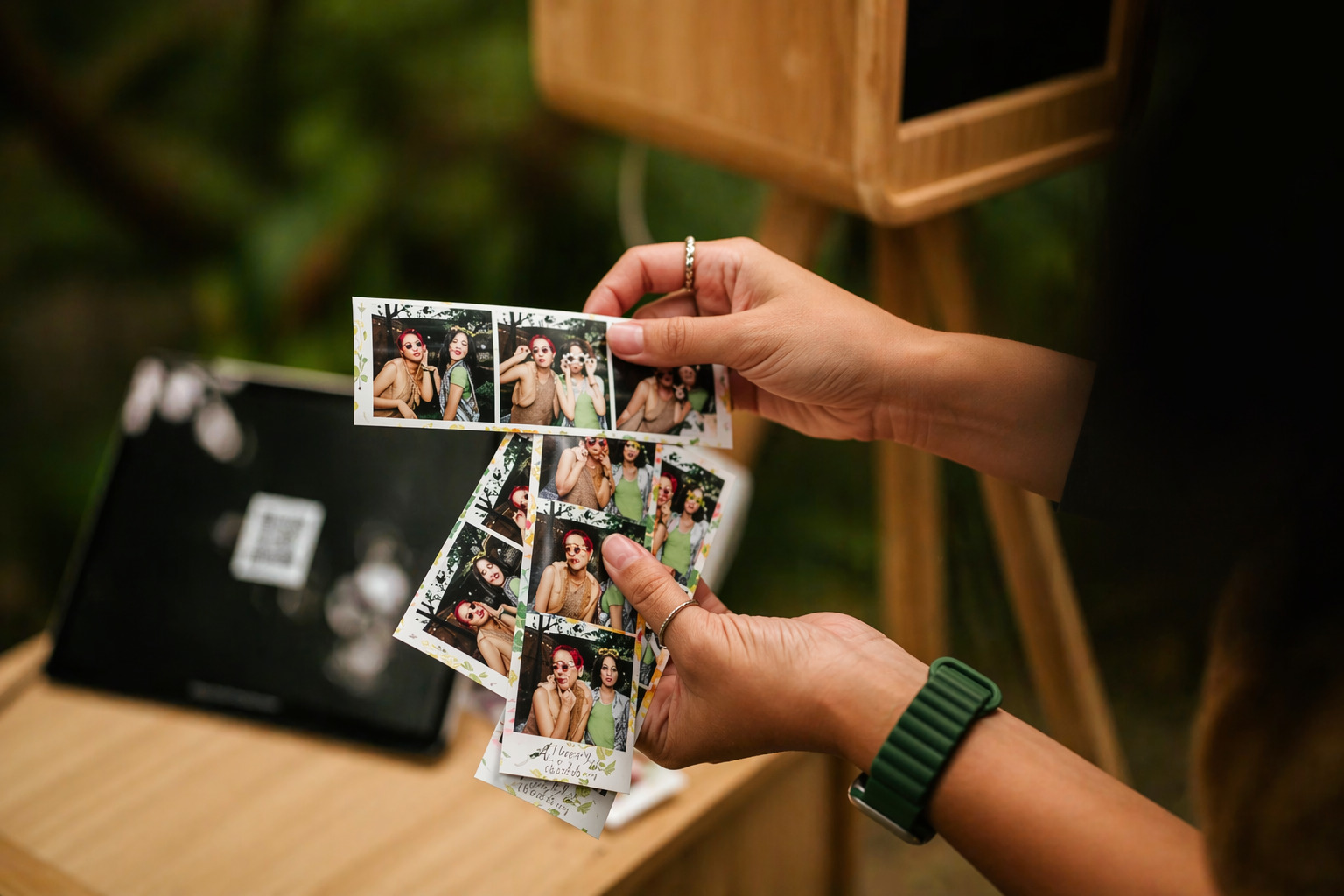femme regardant des photos prises avec un photobooth loué à six fours